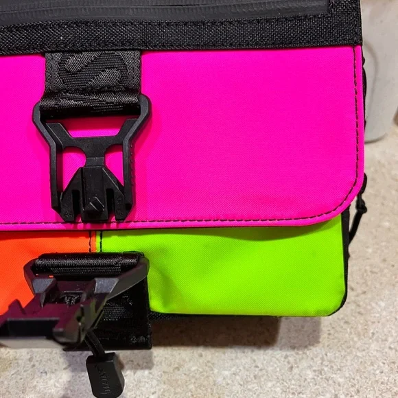 🔥REDUCED 🔥MAINS Colorful hip stylish Crossbody Bag 💰 Price Drop 🌺 - Picture 4 of 13